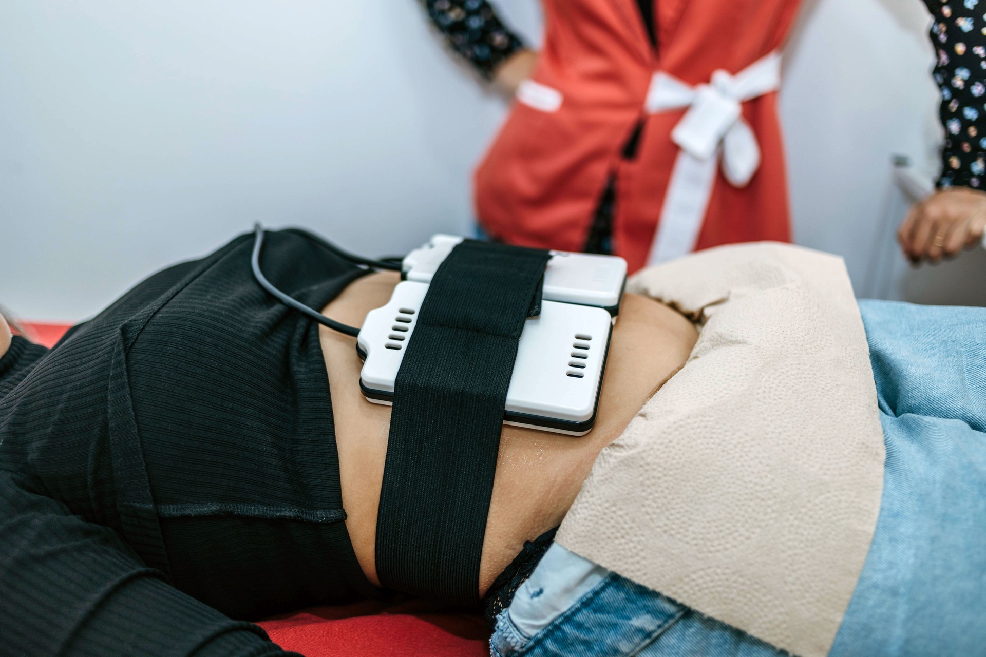 Lipo laser paddle-like applicators attached to woman's abdomen.